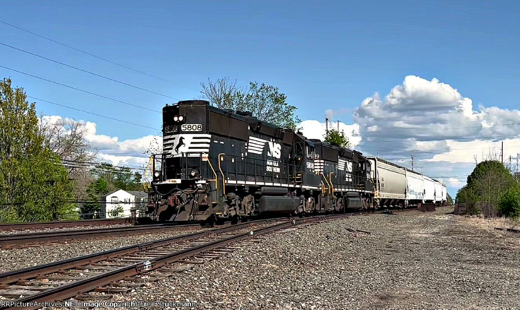 NS 5808 leads C89 westbound after switching Little Tikes.